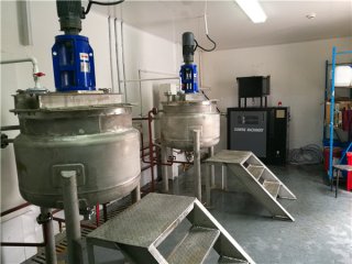 化工反應(yīng)釜物料控溫 ±0.5度，用什么電加熱導(dǎo)熱油爐？